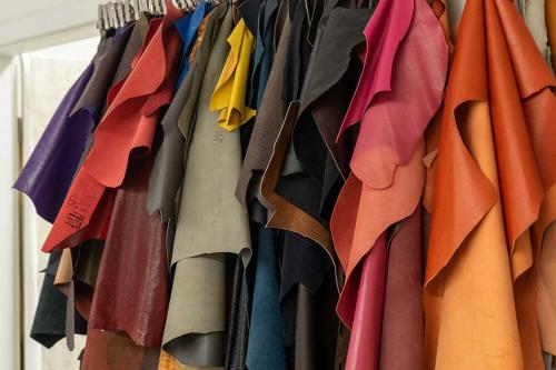 Schuhreparatur: verschiedene Leder für Lederarbeiten