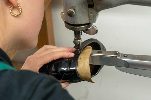 Schuhreparatur: Näharbeiten